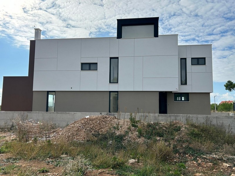 Tył willi H3778 w Privlaka w Chorwacji.