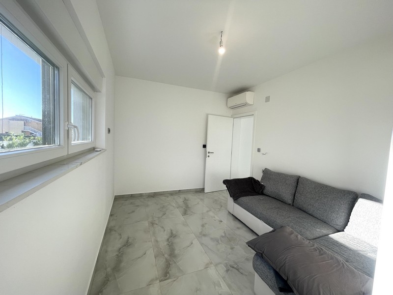 Sypialnia z oknem i klimatyzacją