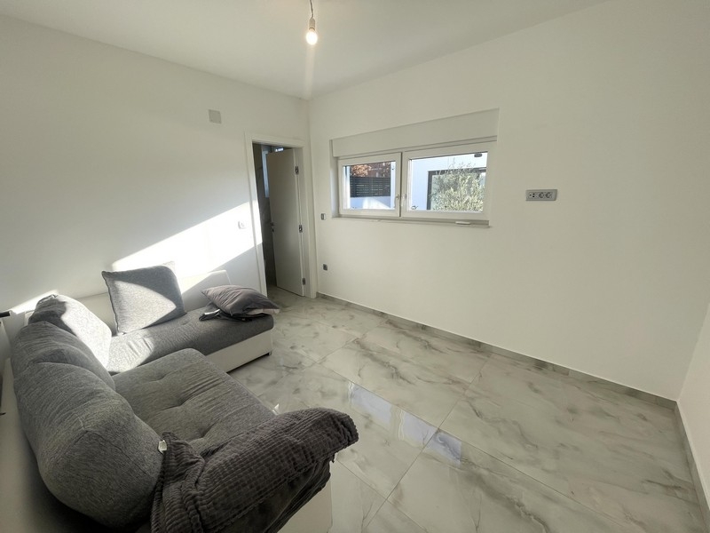 Kolejna sypialnia z nowoczesną podłogą