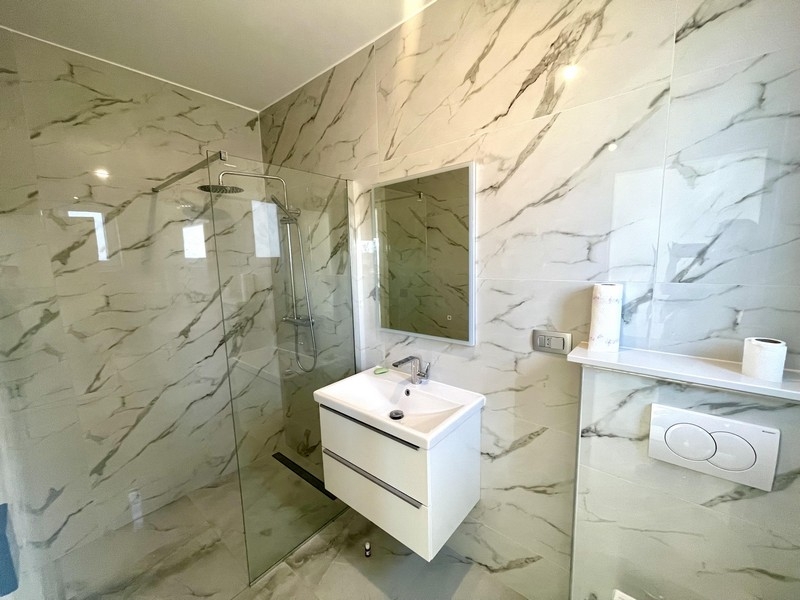 Nowoczesna łazienka z prysznicem i toaletką