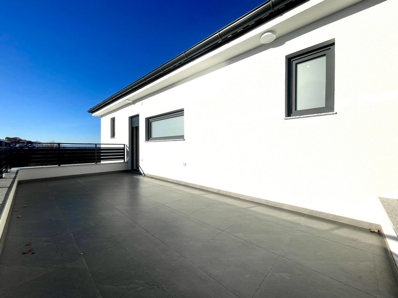 Przestronny taras z widokiem na morze