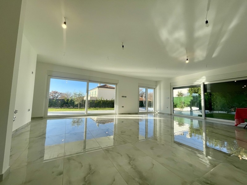 Otwarta przestrzeń dzienna z wyjściem na ogród