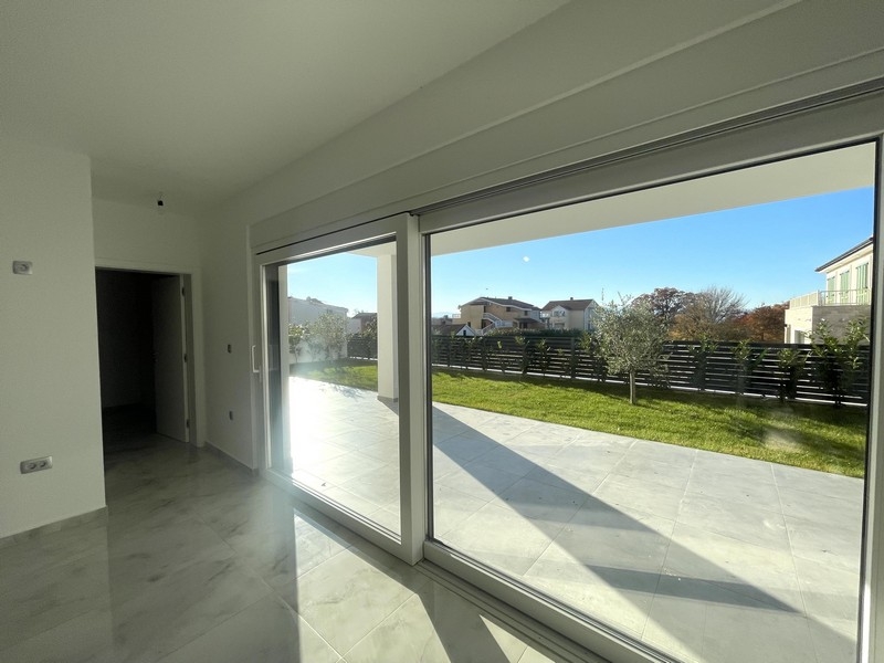 Pokój dzienny z przesuwanymi drzwiami na taras