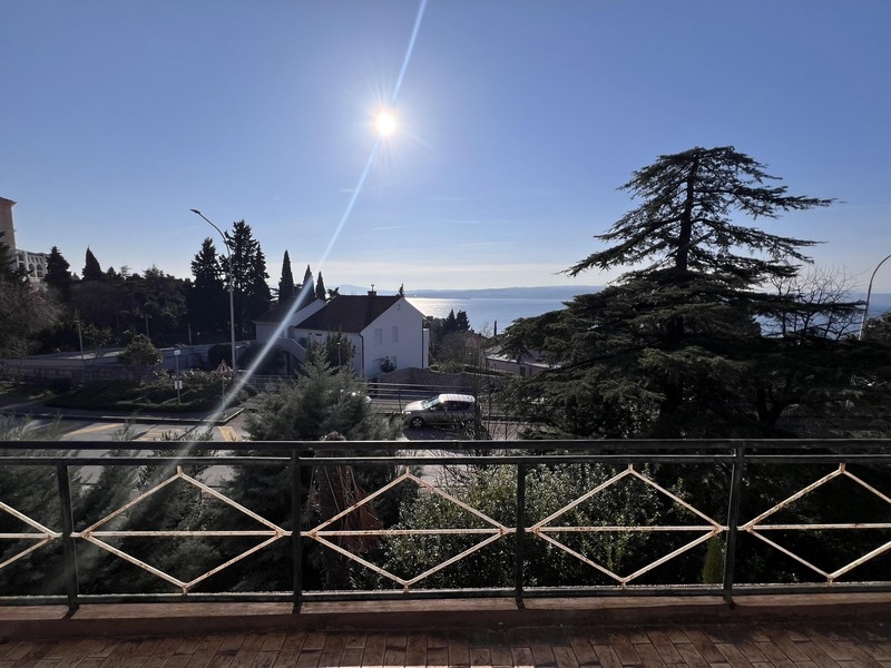 Nieruchomość z domem i budynkami gospodarczymi blisko morza