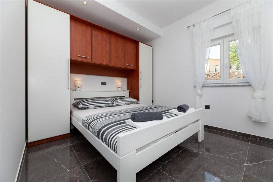 Sypialnia z zabudowaną szafą