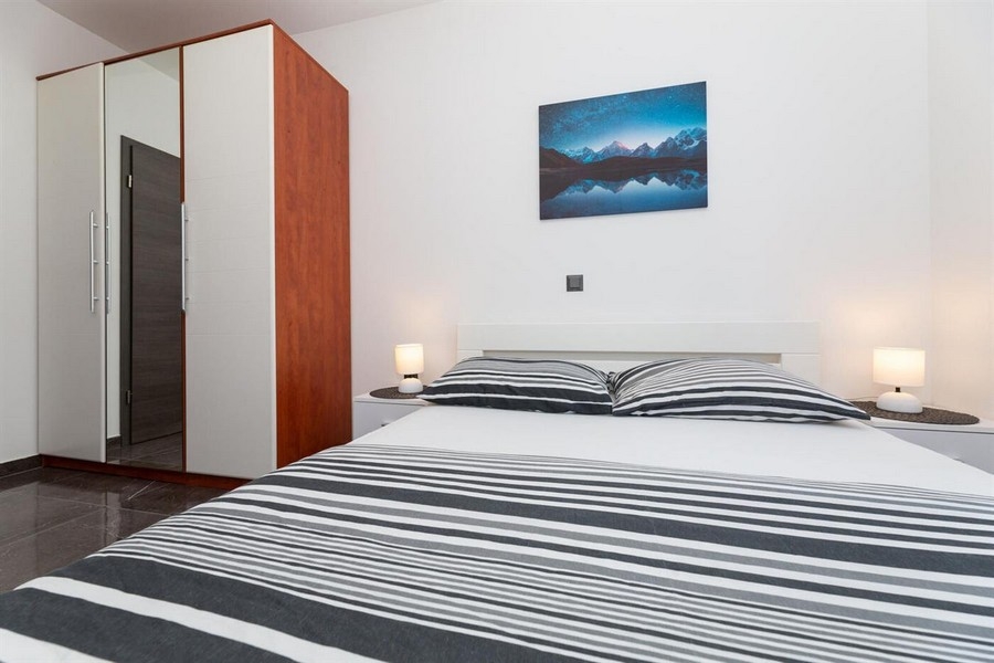 Sypialnia z podwójnym łóżkiem