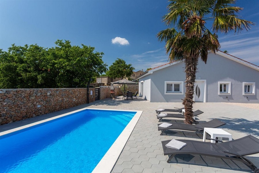 Strefa basenowa z leżakami