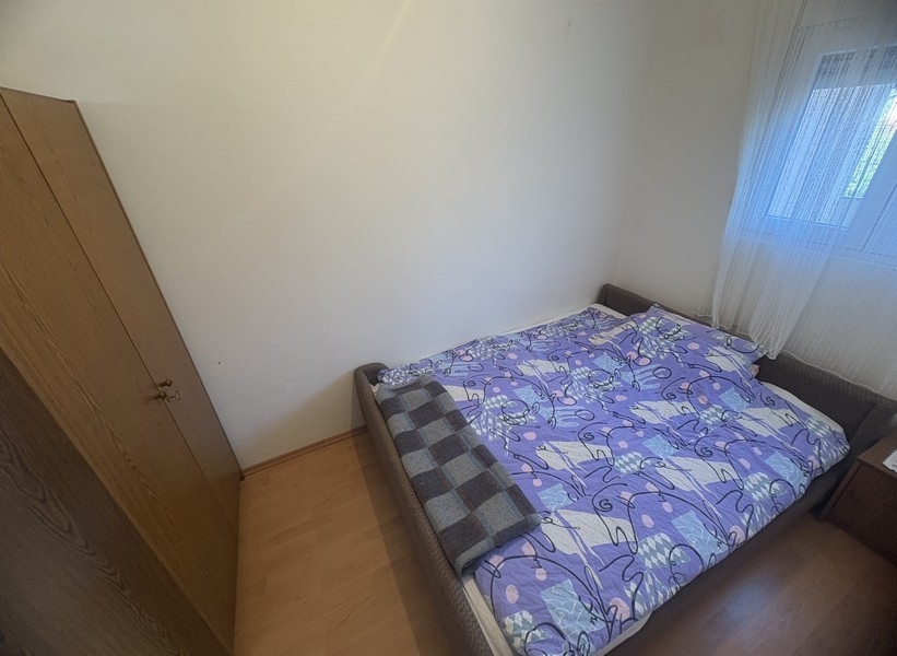 Sypialnia z podwójnym łóżkiem i oknem