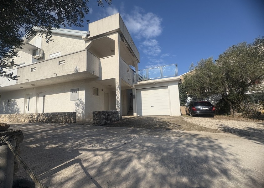 Widok na dzielnicę mieszkaniową z morzem w tle