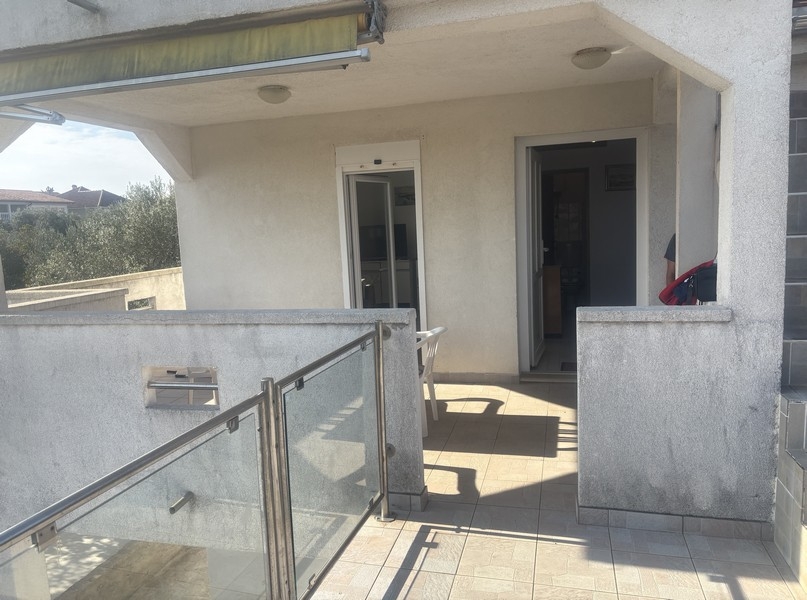 Przestronny taras z balustradami