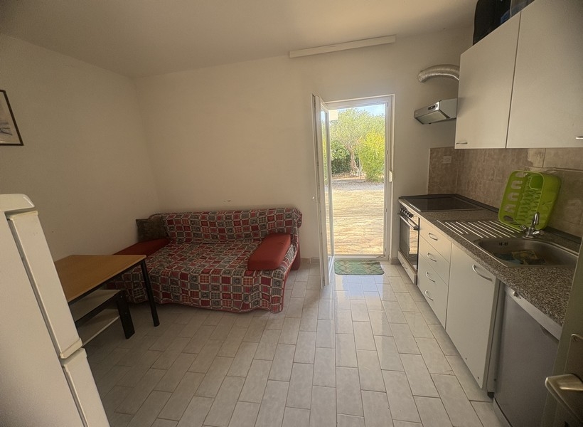 Kuchnia-salon z częścią wypoczynkową i wyjściem