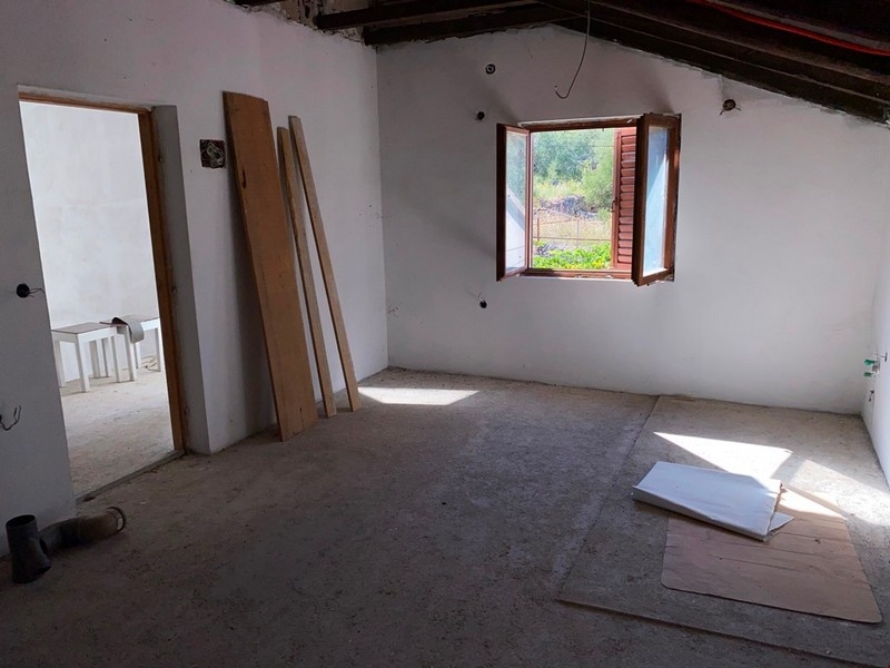 Stan surowy wewnętrzny piętra z belkami dachowymi