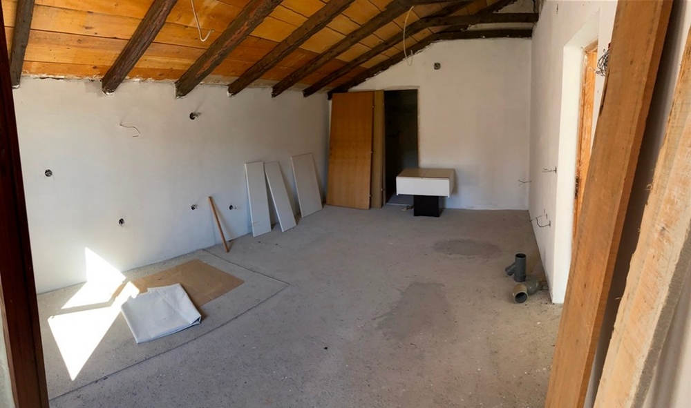 Wnętrze skorupy z widoczną konstrukcją dachu