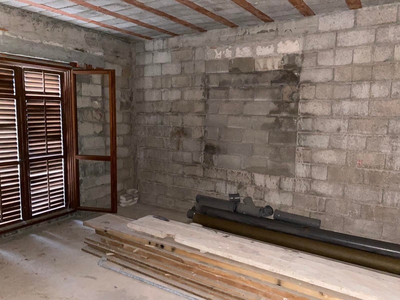 Pokój skorupowy z kamiennymi ścianami i okiennicami