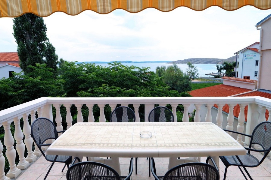 Widok na morze z tarasu nieruchomości H3790 na Pagu w Chorwacji.