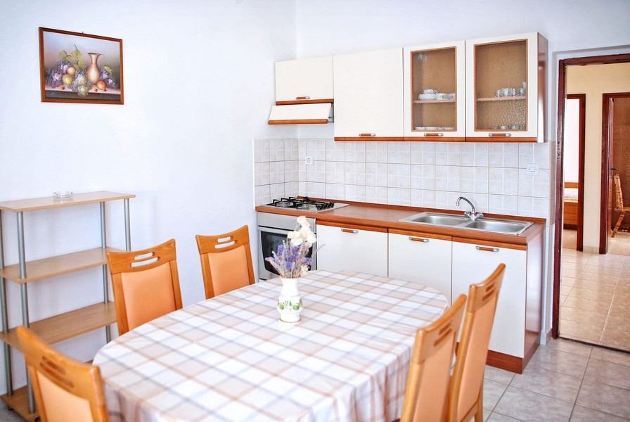 Kuchnia i stół jadalny.