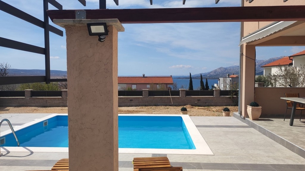 Z tarasu widok na basen i morze