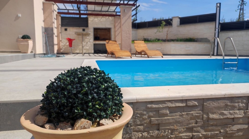 Basen i letnia kuchnia.