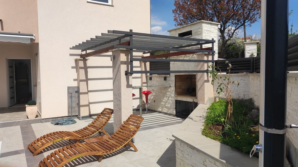 Kuchnia letnia z miejscem do grillowania posesji H3791.