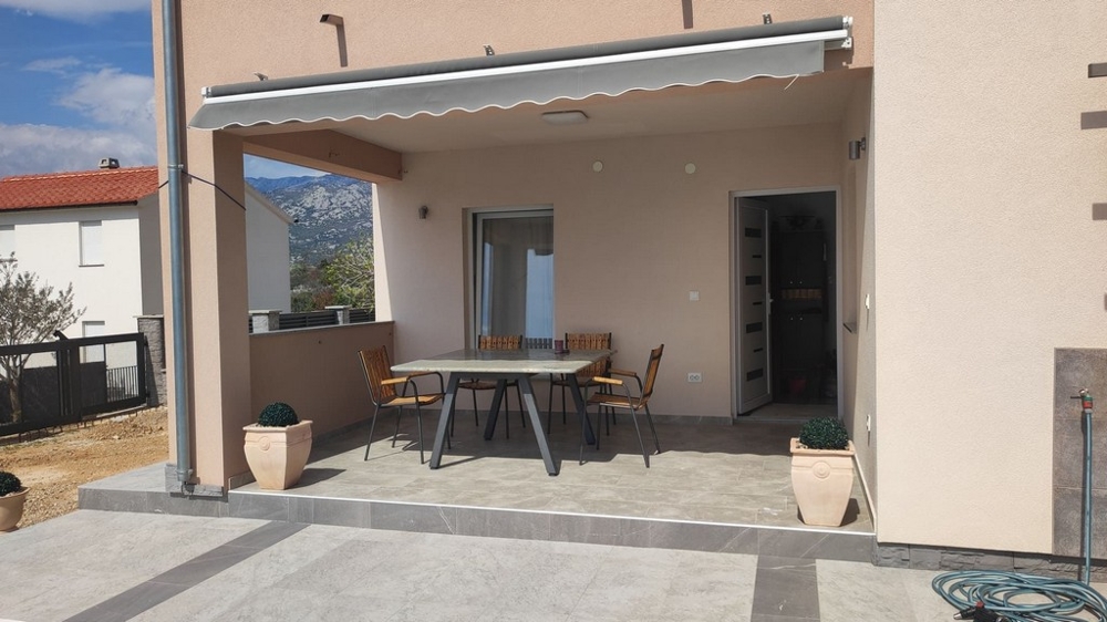 Zadaszony taras domu H3791 niedaleko Zadaru w Chorwacji