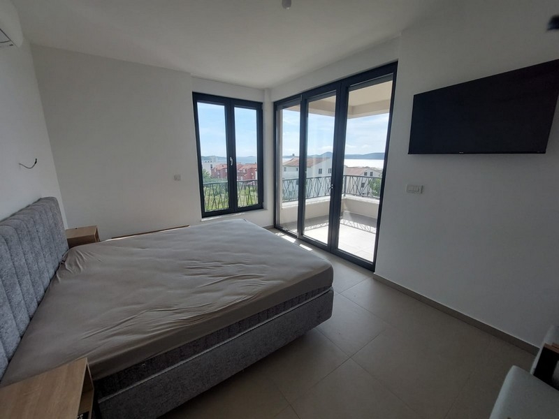 Sypialnia z wyjściem na taras i widokiem na morze