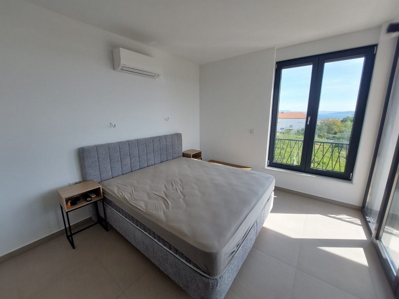 Sypialnia z dużymi oknami i klimatyzacją