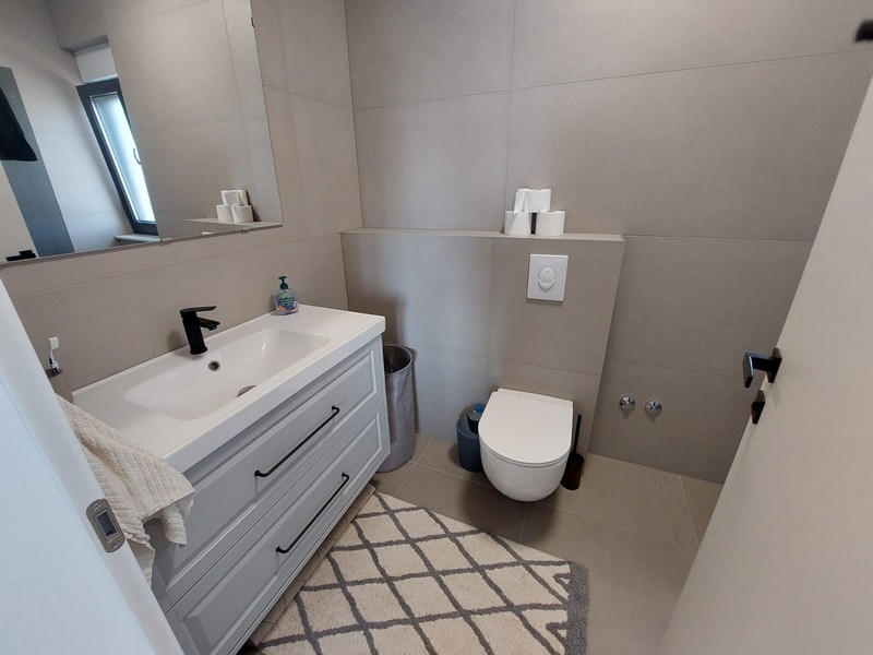 Nowoczesna łazienka z prysznicem i toaletą