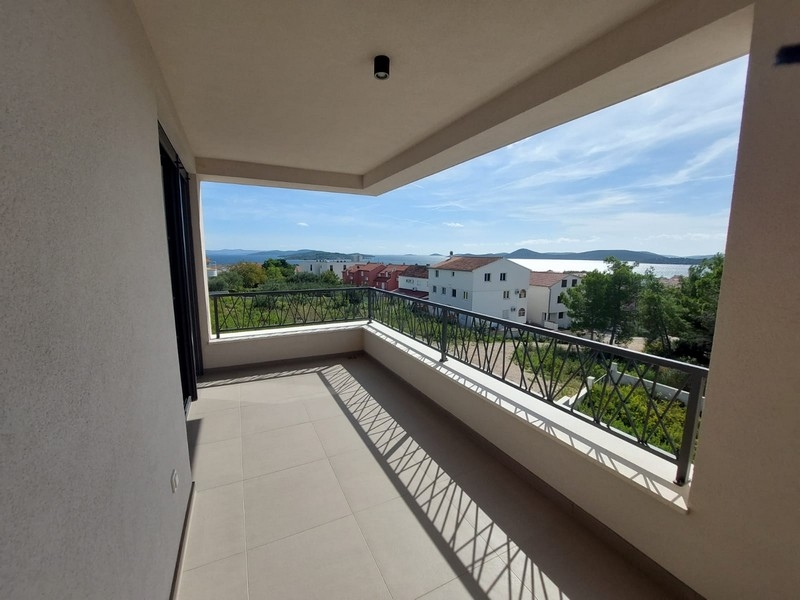 Zadaszony taras z widokiem na morze