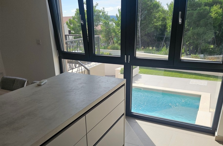 Aneks kuchenny z widokiem na basen i ogród