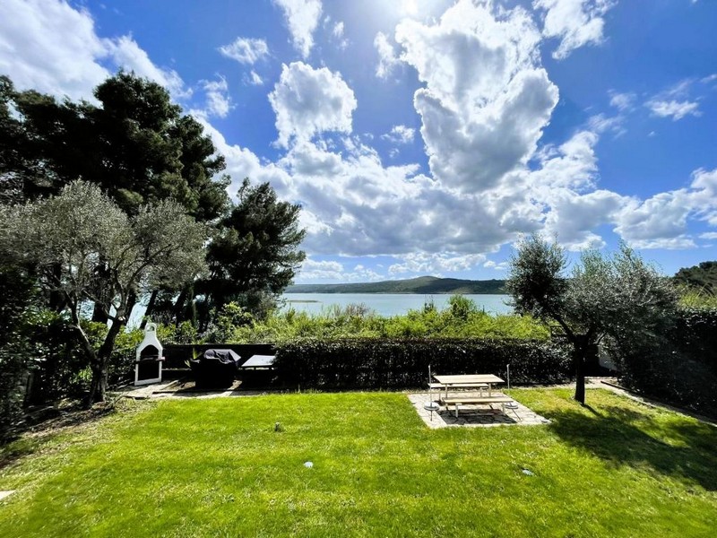 Widok na morze z ogrodu bungalowu H3795, który jest na sprzedaż w regionie Zadar w miejscowości Posedarje.