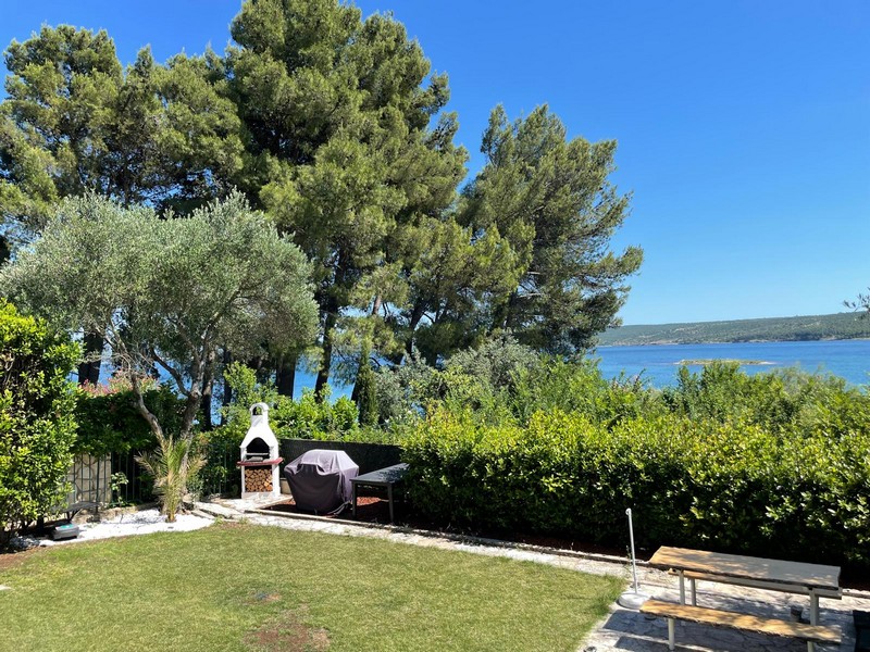 Ogród z widokiem na morze i miejscem do grillowania