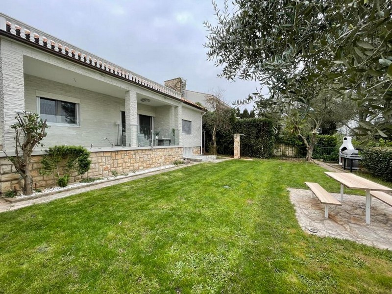 Zadbany ogród z tarasem