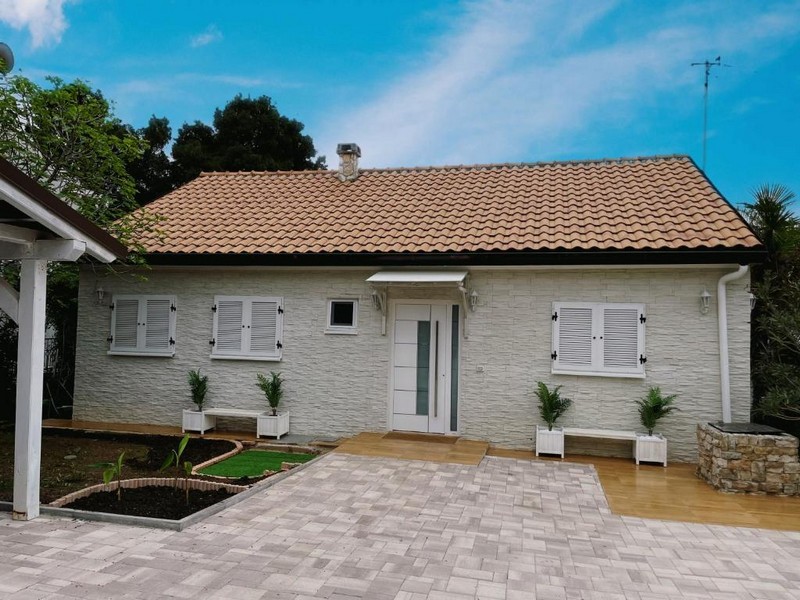 Widok na dom z ogrodem od frontu