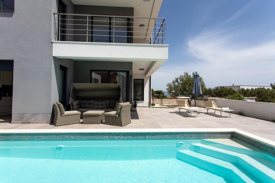 Widok na morze z domu H1720 na sprzedaż w Kastela w regionie Split w Chorwacji.