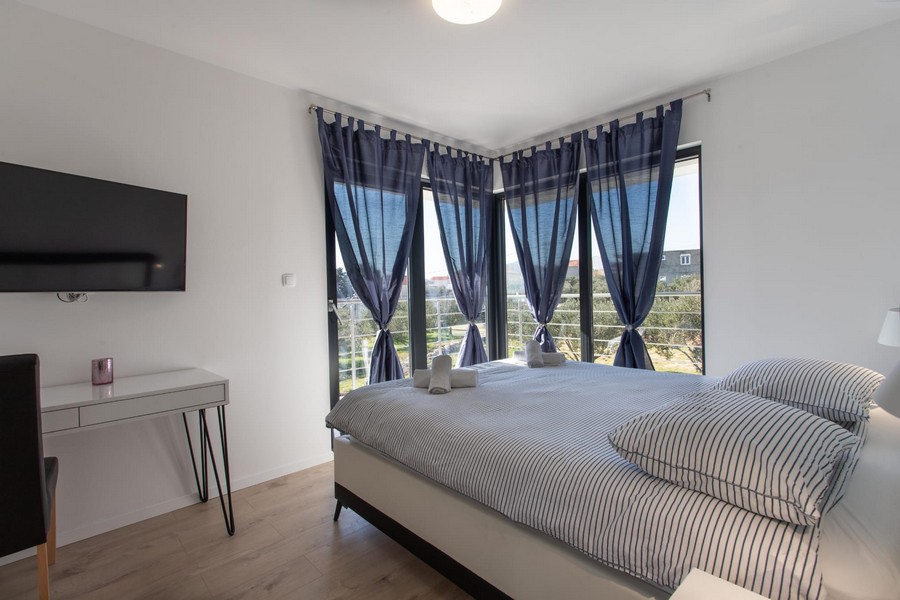 Część dzienna z dużym przeszklonym frontem nieruchomości H1720, Kastela, Chorwacja.