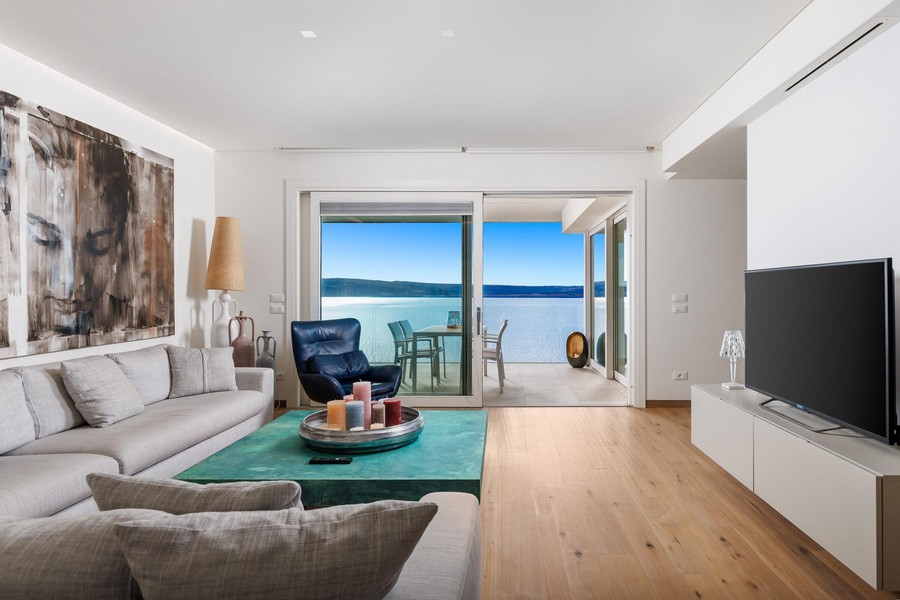 Część dzienna z wyjściem na taras i widokiem na morze