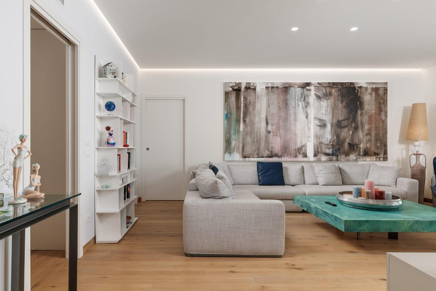 Pokój dzienny z designerskimi meblami i drewnianymi podłogami