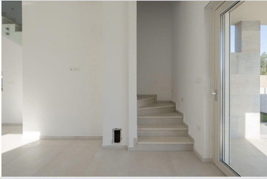 Widok na wnętrze ze schodami i wyjściem na taras