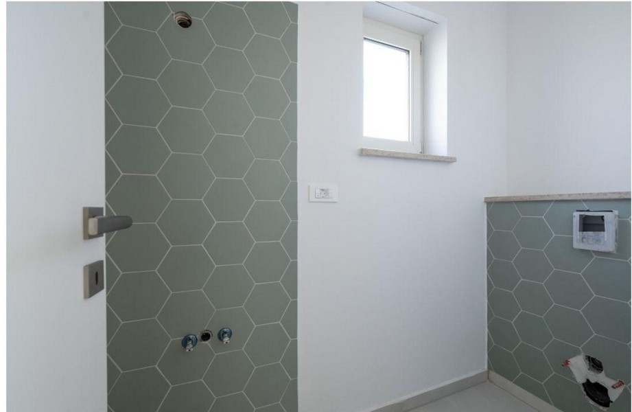 Nowoczesna łazienka w kafelkach z oknem