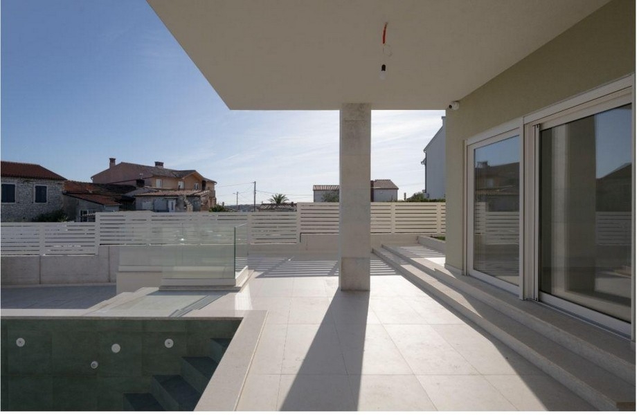 Taras z basenem i schodami