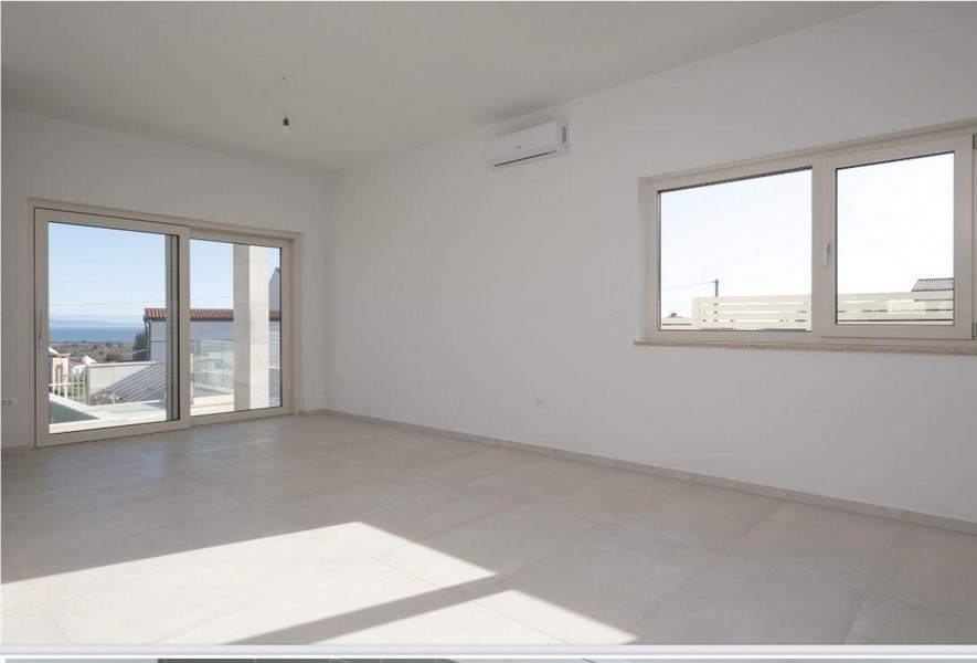 Jasny salon z dużymi oknami