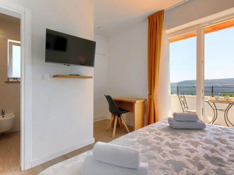 Sypialnia z wyjściem na balkon i widokiem na morze