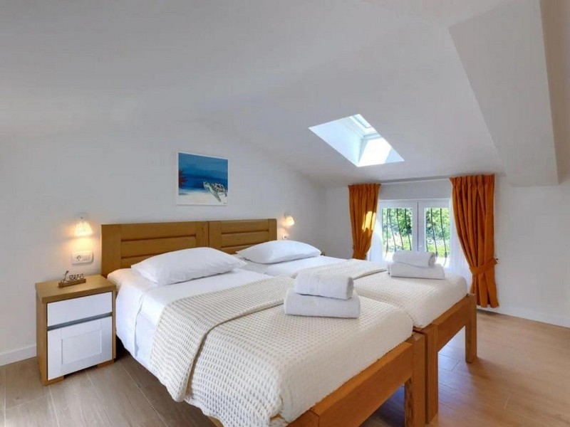 Sypialnia na poddaszu z dwoma pojedynczymi łóżkami