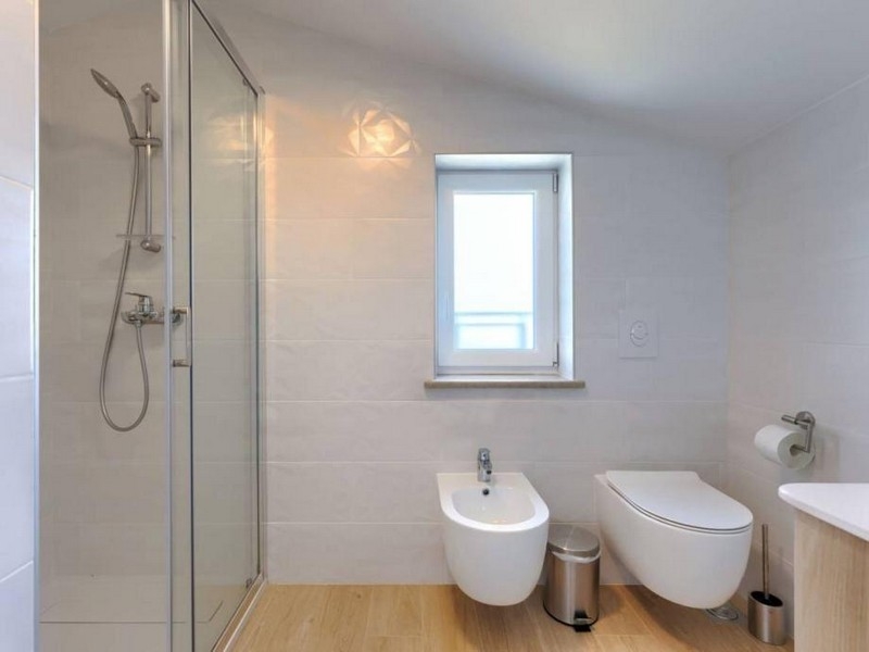 Nowoczesna łazienka z prysznicem, toaletą i bidetem