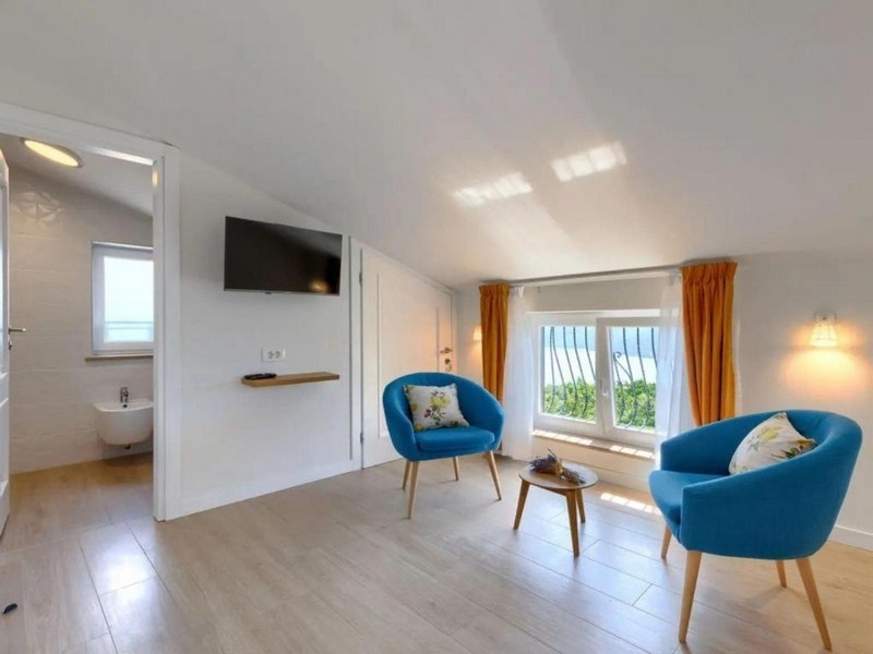 Sypialnia na poddaszu z częścią wypoczynkową