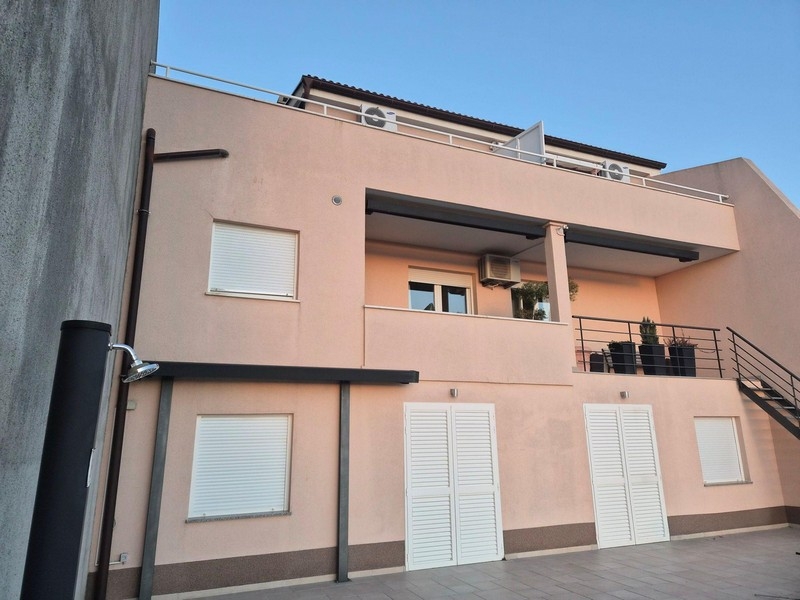 Dom apartamentowy z czterema mieszkaniami w panoramicznej lokalizacji Crikvenica