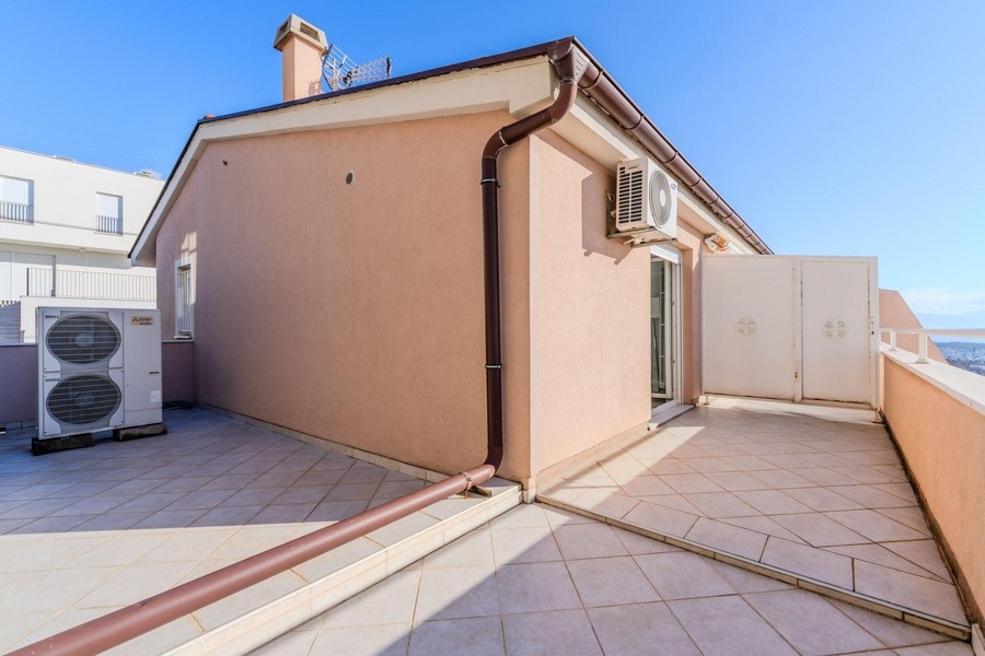 Taras na dachu z widokiem na morze w zatoce Crikvenica Kvarner