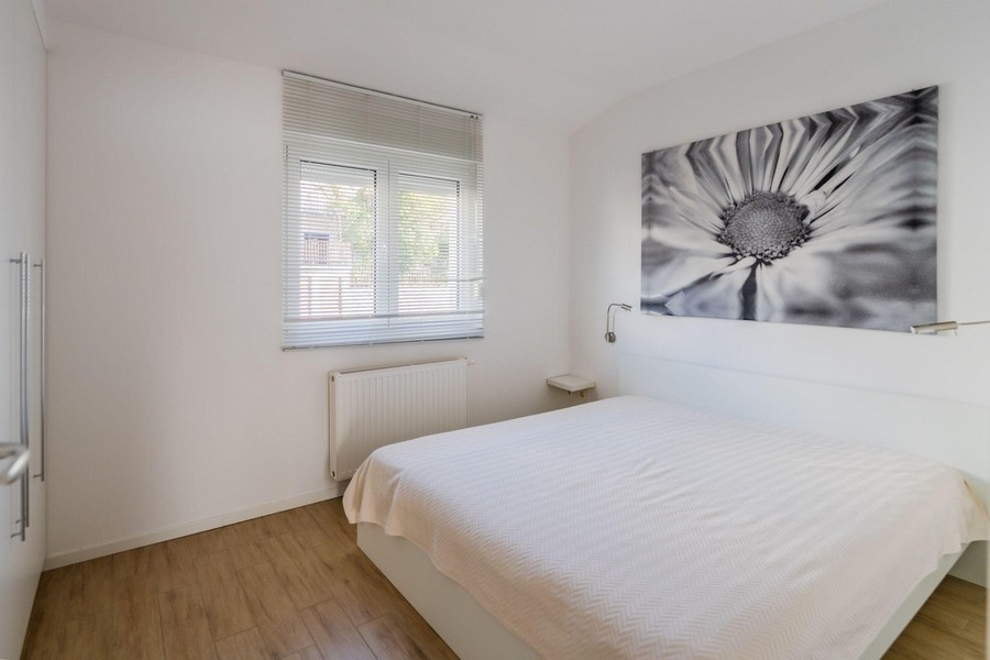 Sypialnia z podwójnym łóżkiem i dużym muralem