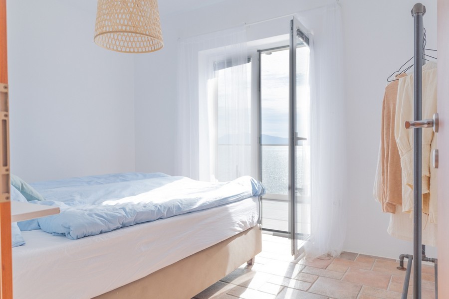 Jasna sypialnia z otwartym widokiem na morze