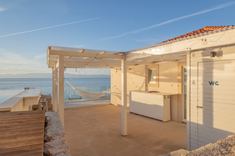 Zadaszony taras z barem na świeżym powietrzu i widokiem na morze